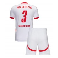 Maglia Calcio RB Leipzig Lutsharel Geertruida #3 Prima Divisa Bambino 2024-25 Manica Corta (+ pantaloncini)